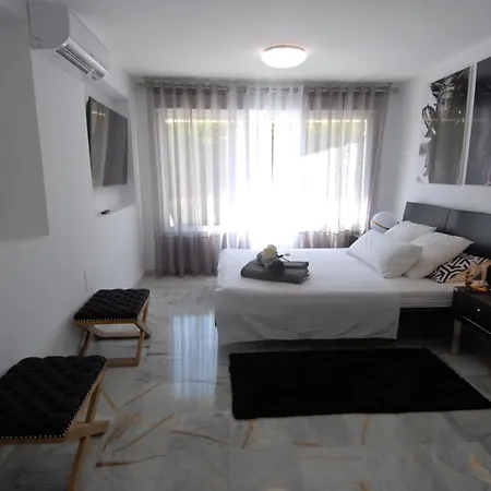 Little Paradise Close To La Sala In Puerto Banus / Quiet فيلة *