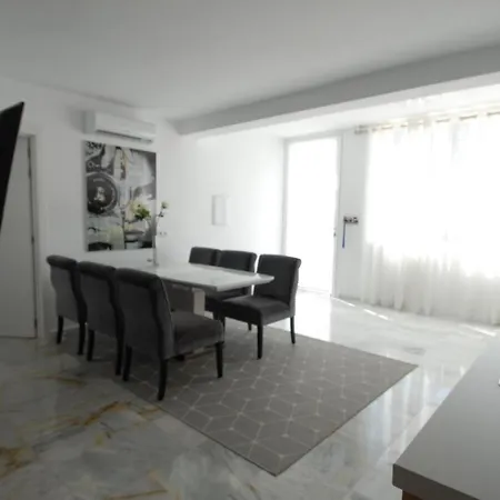 Little Paradise Close To La Sala In Puerto Banus / Quiet فيلة *